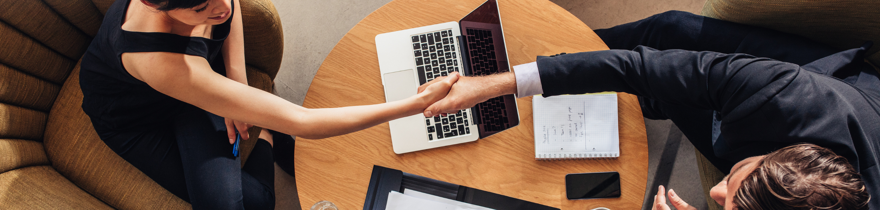 Deux professionnels se serrent la main.