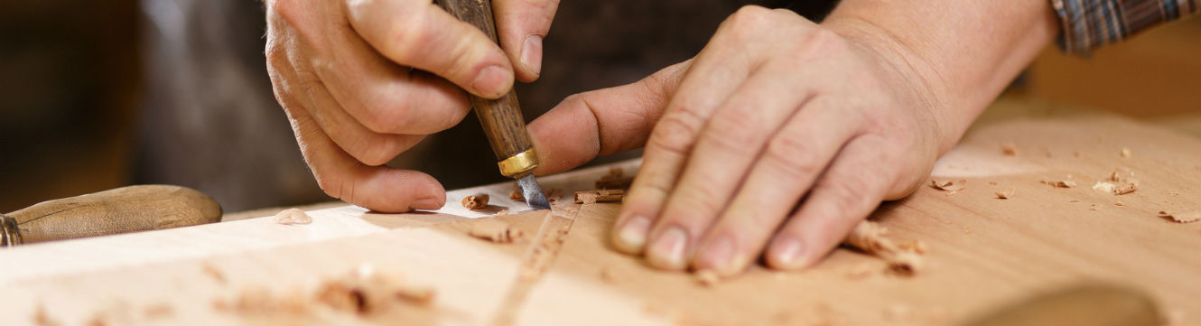 Menuisier en plein travail du bois